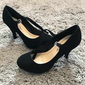 City classified black heels